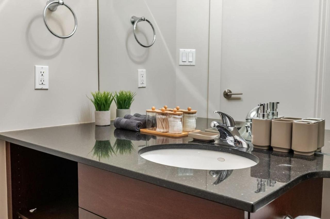 Upscale Penthouse Stay With Mountain & City Views, Free Parking, Bbq Grill, Office Space & More YYC Kültér fotó
