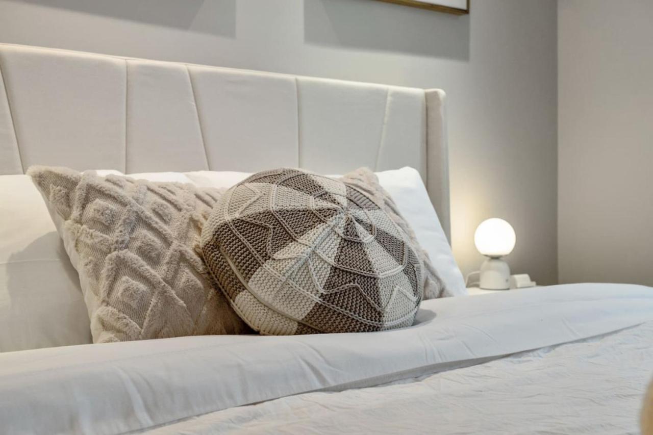 Upscale Penthouse Stay With Mountain & City Views, Free Parking, Bbq Grill, Office Space & More YYC Kültér fotó