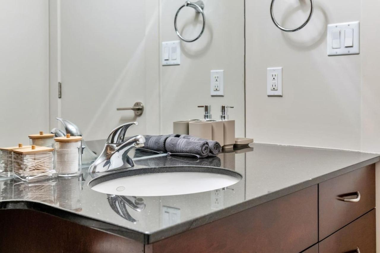 Upscale Penthouse Stay With Mountain & City Views, Free Parking, Bbq Grill, Office Space & More YYC Kültér fotó