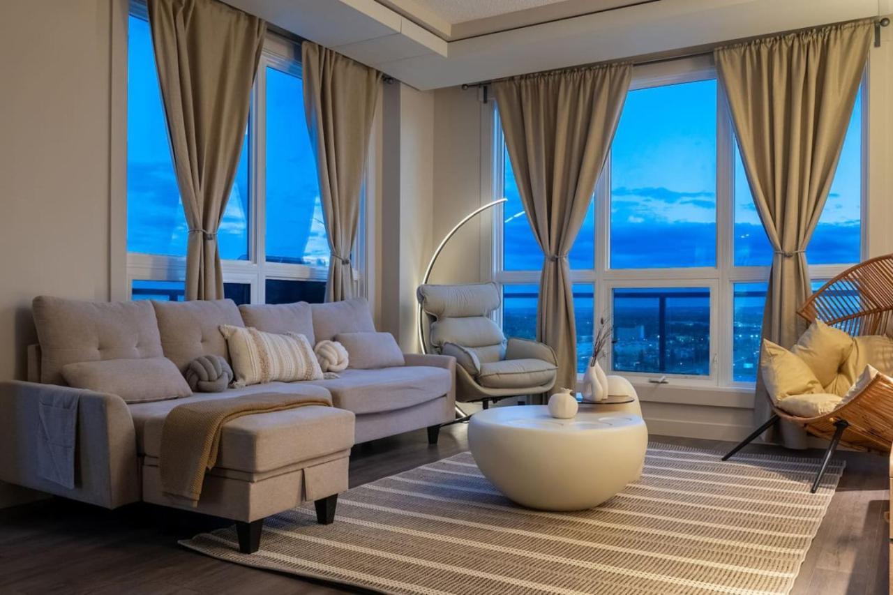 Upscale Penthouse Stay With Mountain & City Views, Free Parking, Bbq Grill, Office Space & More YYC Kültér fotó